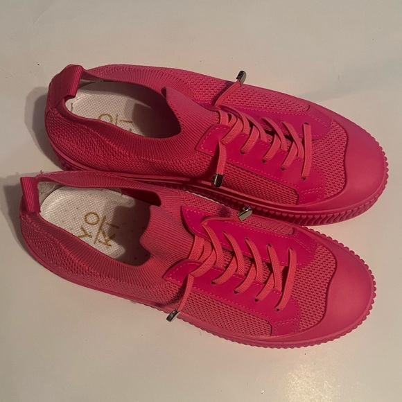 YOKI women’s Sneakers - Picture 1 of 4
